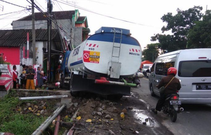 Truk Tangki Solar  Sasak Pembatas Jembatan dan Tiang Listrik di Jalur Pantura, Gending, Probolinggo