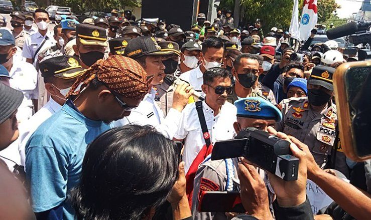 Subsidi Pupuk Dicabut, Petani Tambak Lamongan Geruduk Gedung DPRD dan Gedung Pemkab&nbsp;