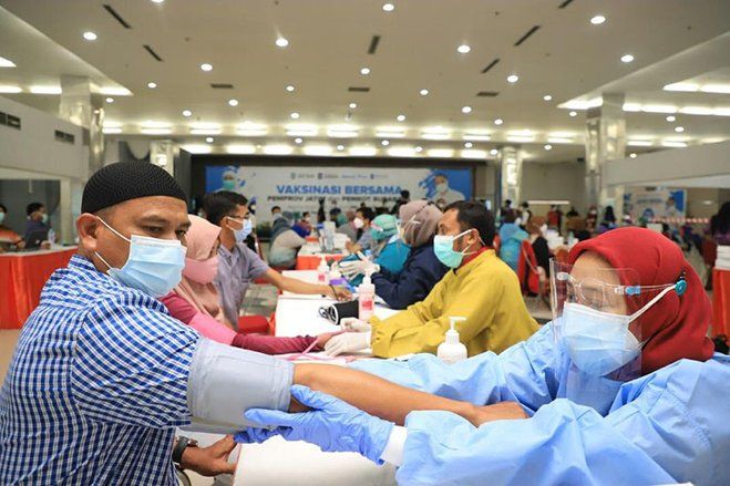 Bantu Percepat Herd Immunity, Mahasiswa D3 Keperawatan Unair jadi Relawan Vaksinasi