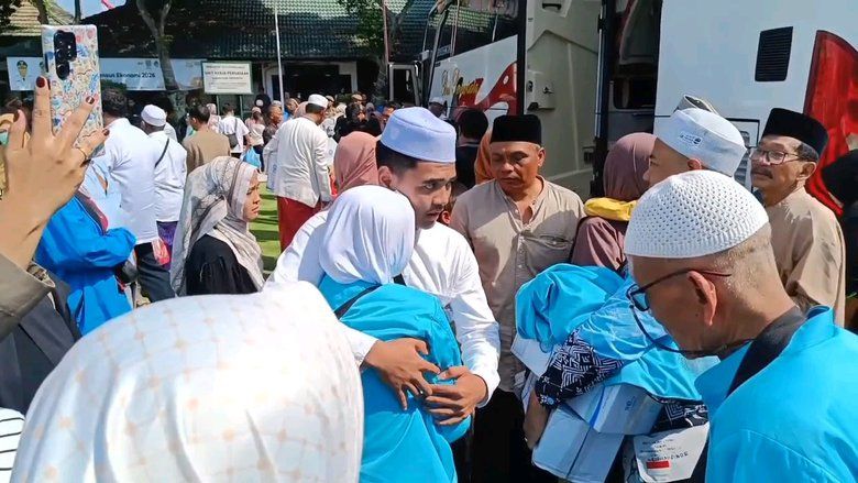 Tangis Haru Sambut Kepulangan Jemaah Haji Kota Probolinggo