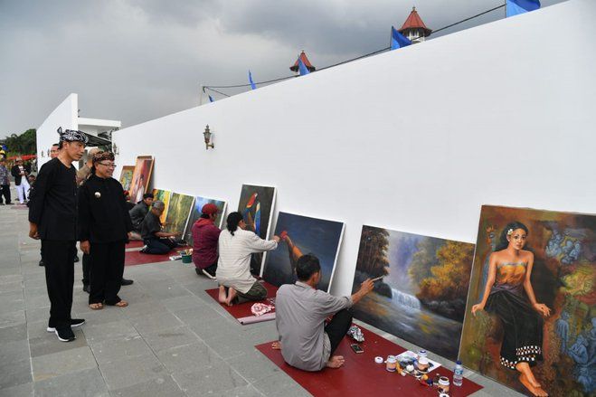 Kenakan Pangsi Serba Hitam, Jokowi Keliling Alun-alun Cianjur