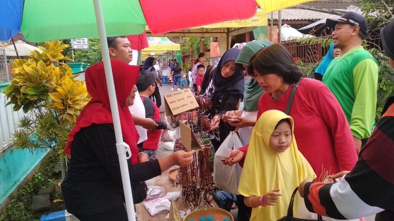 Uniknya Bertransaksi Menggunakan Tempurung Kelapa di Pasar Batok Blitar