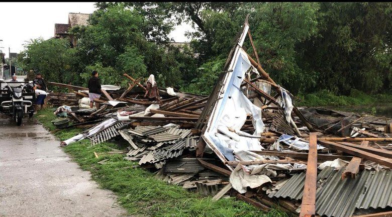 Angin Kencang Hantam Mojosari, Kandang Bebek Warga Kedunggempol Ambruk