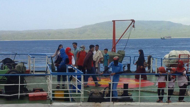 Gelombang Laut di Selat Bali Robohkan Lima Warung