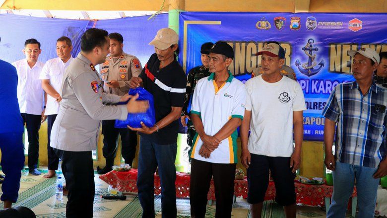 Dengar Aspirasi Nelayan, Kapolres Gresik Salurkan Bantuan Keselamatan Laut