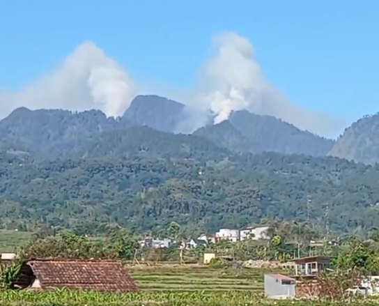 Kepulan Asap Muncul di Kawasan Lereng Gunung Welirang, Petugas Gabungan Siaga