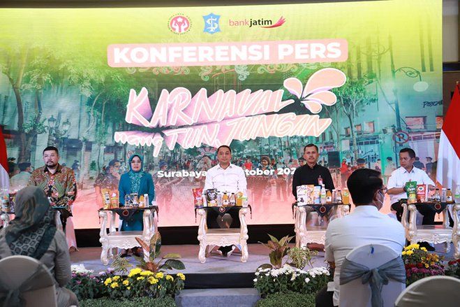 Semarak &quot;Karnaval Nang Tunjungan&quot;,&nbsp; Masyarakat Populerkan Batik Surabaya