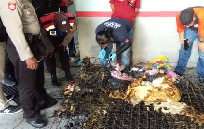 Suami Bakar Istri di Depan Mertuanya