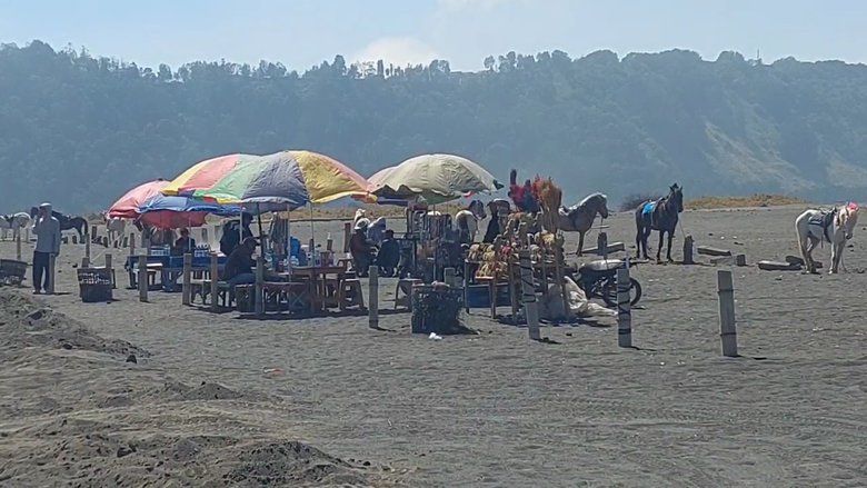 Hari Pertama Dibuka, Lebih dari Seribu Wisatawan Kembali Masuk Kawasan Bromo