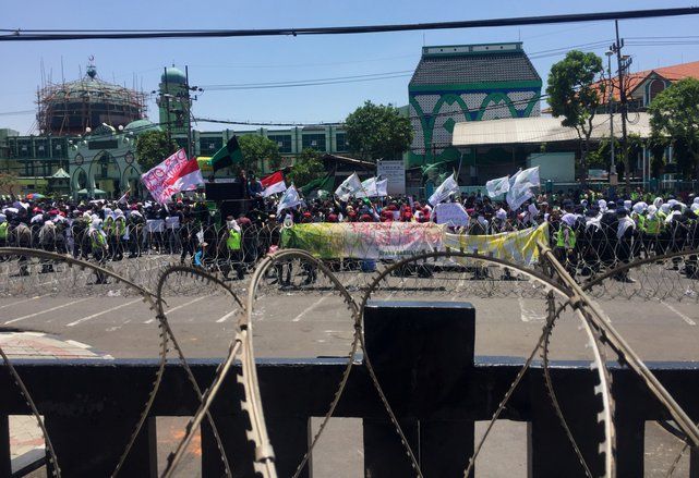Polisi Pasang Kawat Berduri Berlapis