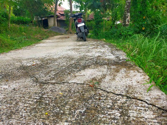 Jalan Rabat Beton Rp191 Juta di Sampang Rusak dalam 5 Bulan, Pemdes Mambulu Barat Siap Perbaiki