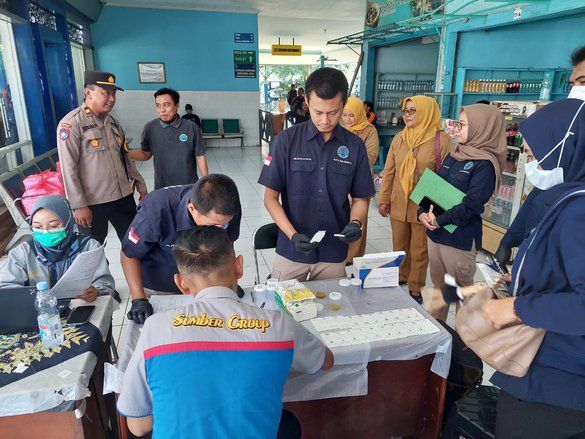 Jelang Nataru, Sopir Bus di Mojokerto Jalani Tes Urine dan Pemeriksaan Medis