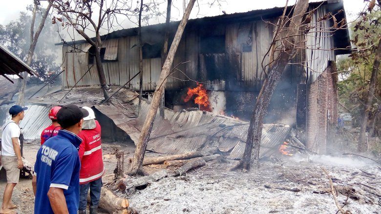 Gudang Produksi Sepatu di Sooko Mojokerto Terbakar, Api Diduga Berawal dari Pembakaran Lahan