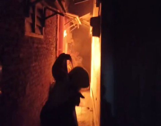 Diduga Karena Puntung Rokok, Rumah Dua Lantai di Jagir Surabaya Ludes Terbakar