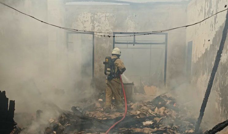 Rumah dan Mobil Terbakar di Pradah Permai Surabaya, Api Padam 15 Menit