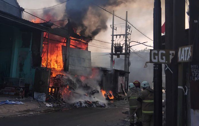 Diduga Dipicu Puntung Rokok, Gudang Kertas Bekas di Kedung Cowek Surabaya Terbakar