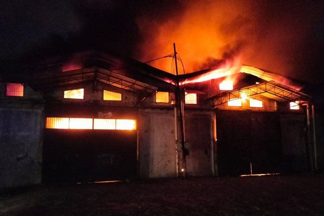 Dua Gudang Mebel di Benowo Surabaya Terbakar