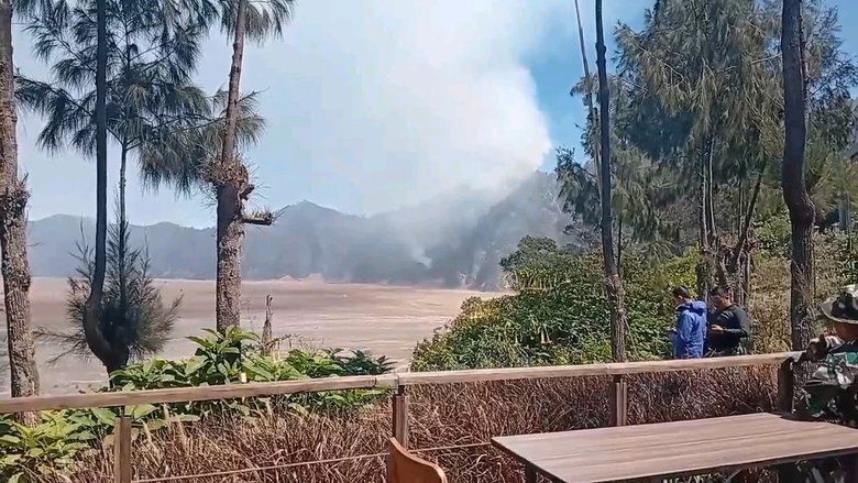 Karhutla TNBTS Tembus 900 Hektare, Tiga Helikopter Dikerahkan untuk Water Bombing