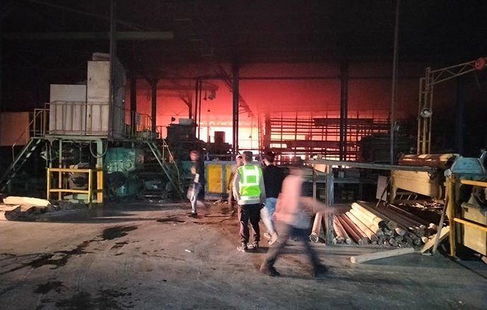 
Pabrik Pengolahan Kayu di Lamongan Terbakar, 4 Karyawan Dilarikan Ke Rumah Sakit