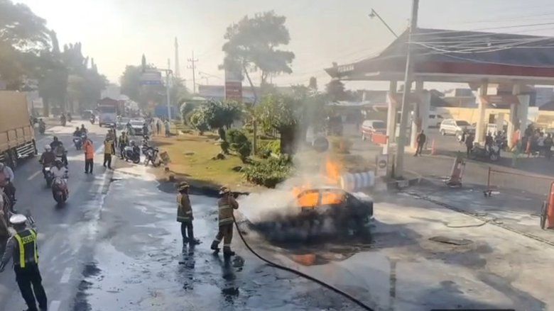 Sedan Baleno Terbakar di SPBU Kraksaan Probolinggo, Sopir Terluka