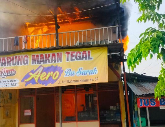 Warteg Dua Lantai di Jalan Arif Rahman Hakim Surabaya Terbakar, Diduga Akibat Korsleting Listrik
