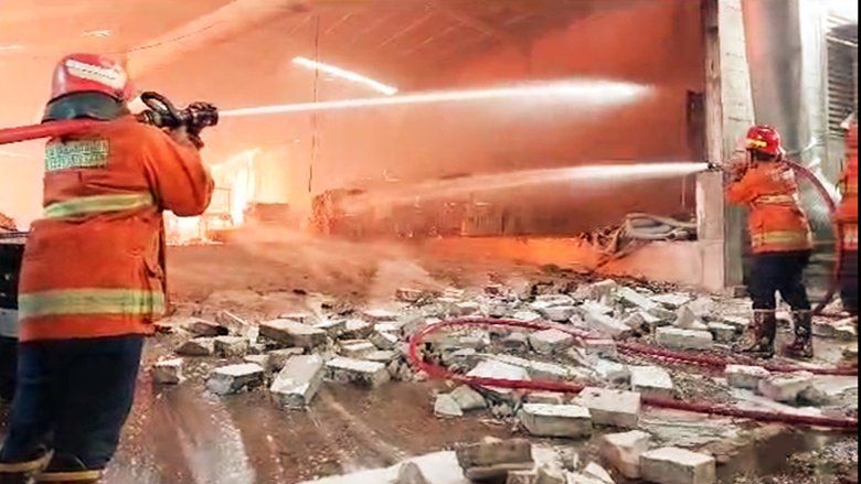 Pergudangan Kayu Basah Milik PT Bina Mega Indowood Gresik Terbakar
