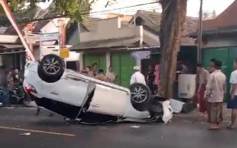 Hendak ke Banyuwangi, Mobil Rombongan asal Solo Terbalik di Mojokerto