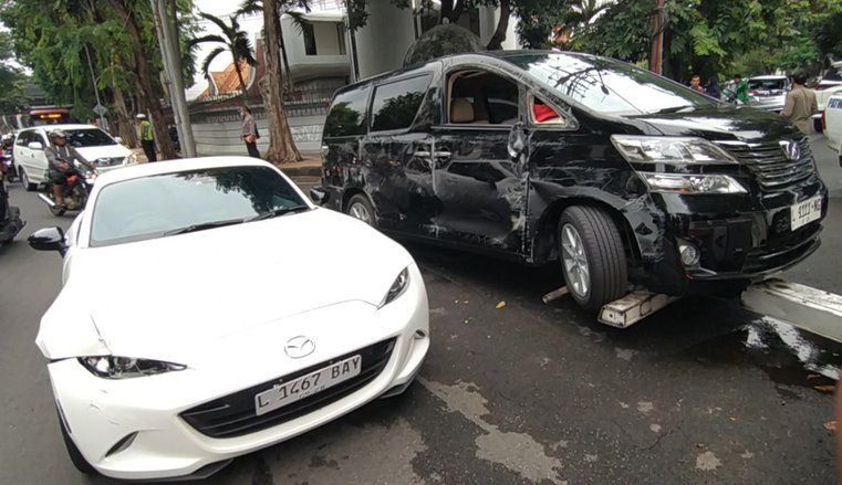 Kecelakaan Beruntun di Jalan Darmo Surabaya, Empat Mobil Terlibat, Satu Pengendara Luka Ringan