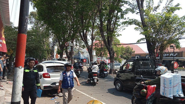 Kecelakaan Beruntun, Mobil Baleno Tabrak Empat Kendaraan di Mojokerto