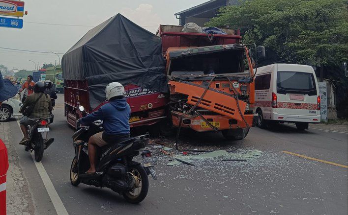 Kecelakaan Beruntun 4 Kendaraan di Bangsal Mojokerto, 5 Orang Luka-Luka