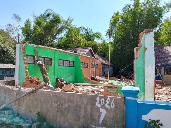 Tertimpa Reruntuhan Bangunan, Pekerja Proyek SDN Komis I Sampang Meninggal Dunia