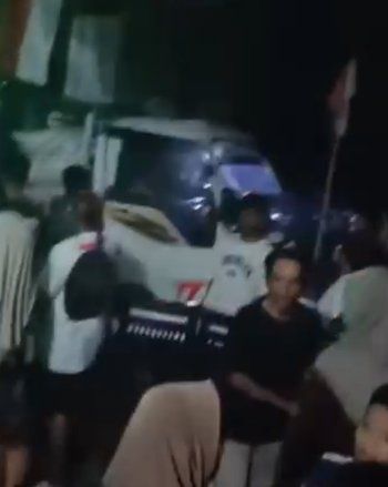 Paniknya Warga Kala Mobil Pengangkut Sound Horeg Senggol Pos Kamling Saat Karnaval di Jember