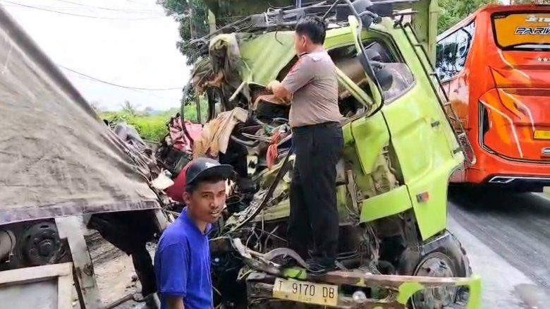 Truk Galian C Alami Ban Pecah di Pantura Gresik, Sopir Tewas Terjepit