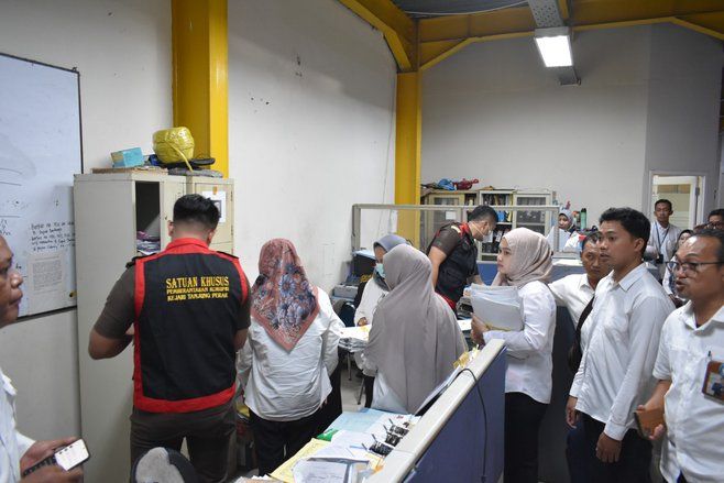 Kejari Geledah Kantor PD Pasar Surya, Ratusan Dokumen Disita