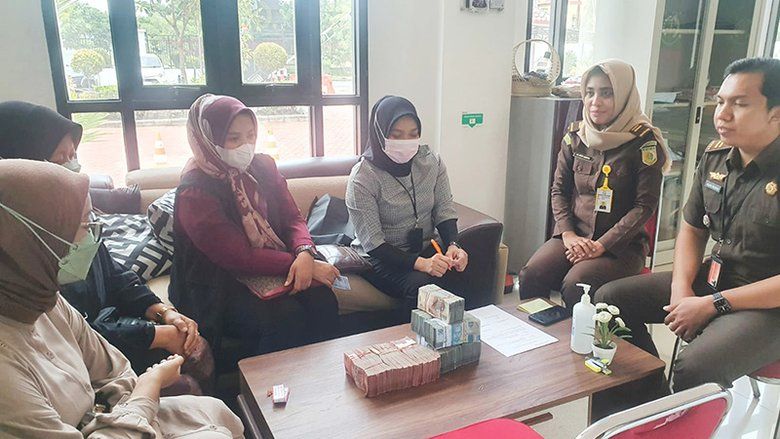 Suami Jadi Terdakwa Korupsi Penyalagunaan Anggaran Desa, Istri Kembalikan Uang Negara Rp 270 Juta