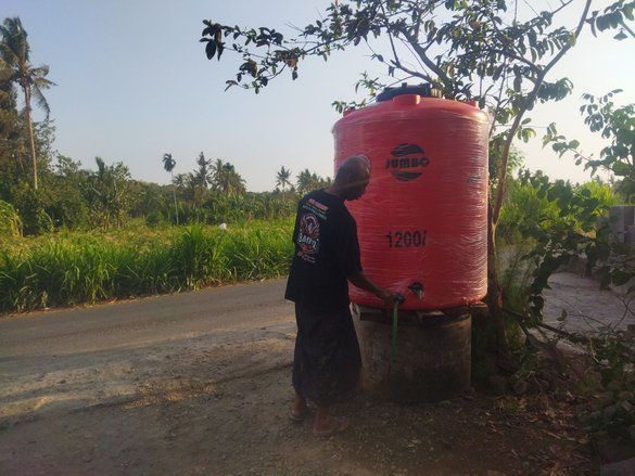 Lima Bulan Kekeringan di Jember, Warga Terpaksa Mandi di Sungai dan Berburu Air ke Desa Sebelah