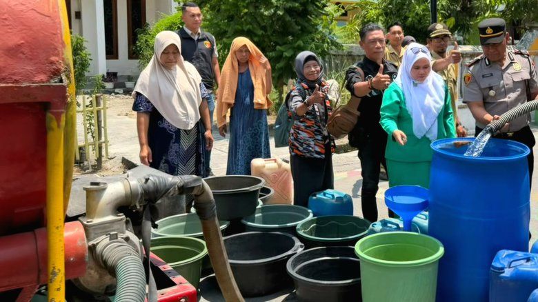 Disambut Antusias, Polisi Salurkan Air Bersih untuk Warga Desa Tumapel Gresik