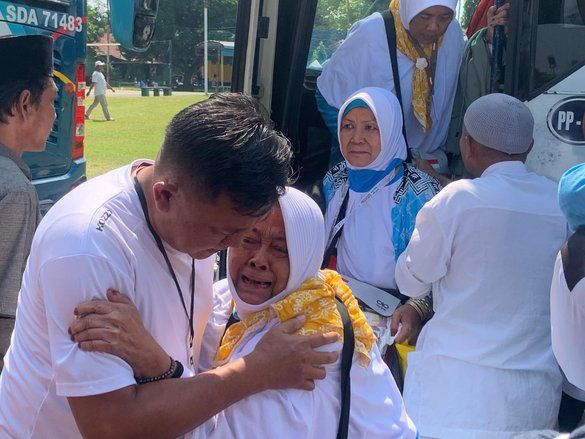 Tangis Haru Sambut Seluruh Jemaah Haji Tuban yang Pulang Selamat