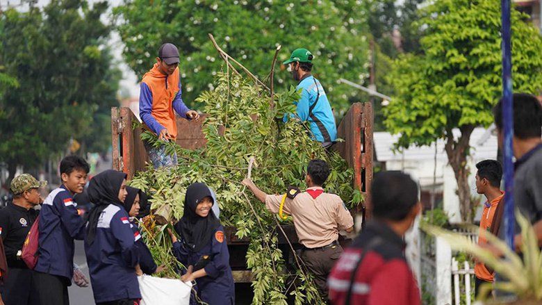 Hari Air, DLH Besama Warga dan Pelajar di Mojokerto Gelar Kerja Bakti Bersihkan Bantaran Sungai Brangkal