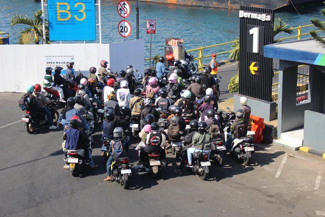 Antrean Kendaraan Menuju Pelabuhan Ketapang Capai 12 Kilometer