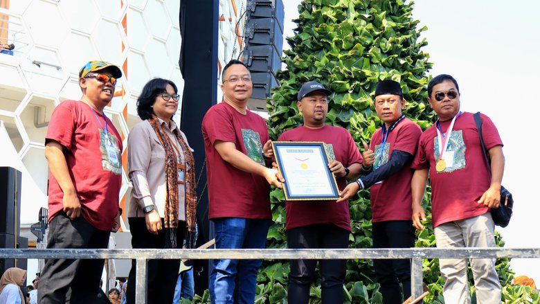 Komunitas Wartawan Grissee Catatkan Rekor MURI Gunungan Dari Rangkaian Sego Krawu Terbanyak
