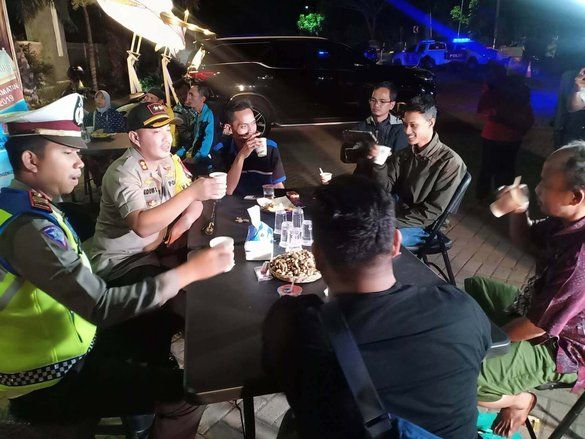 Polres Probolinggo Bagikan Kopi Gratis untuk Pengemudi di Pantura