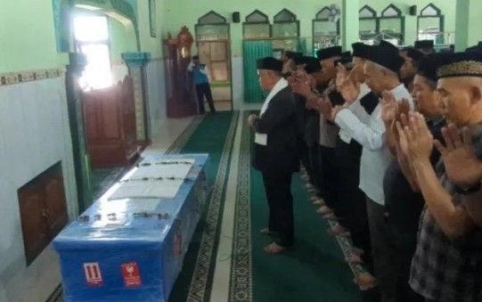 Tangis Keluarga Sambut Kepulangan Taruno Korban KM Virgo