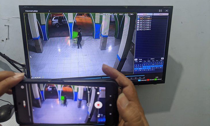 Bawa Mobil, Kawanan Pencuri Gondol Dua Kotak Amal Masjid Terekam CCTV