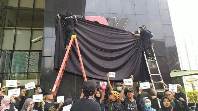 Pegawai dan Pimpinan KPK Tutup Kantor dengan Kain Hitam