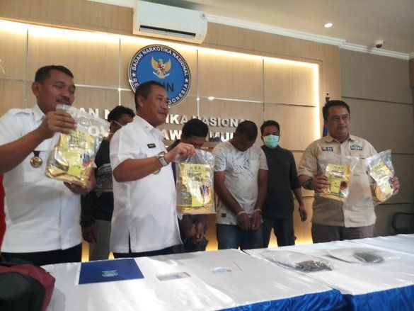 BNNP Jatim Tangkap Dua Kurir 4,1 Kilogram Sabu-sabu
