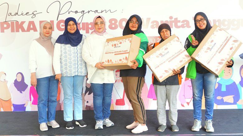 Para Istri Karyawan Petrokimia Gresik Bagikan Sembako untuk Lady Ojol