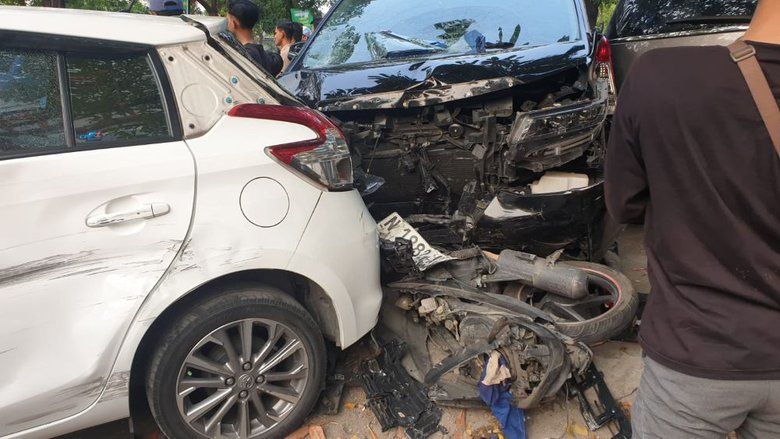 Alphard Hantam 13 Kendaraan di Surabaya, Lima Orang Luka