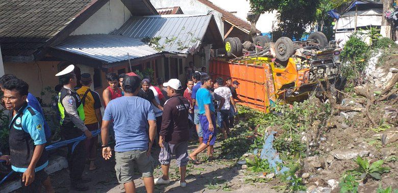 Sopir Mengantuk, Truk asal Lampung Seruduk Rumah Warga Jember