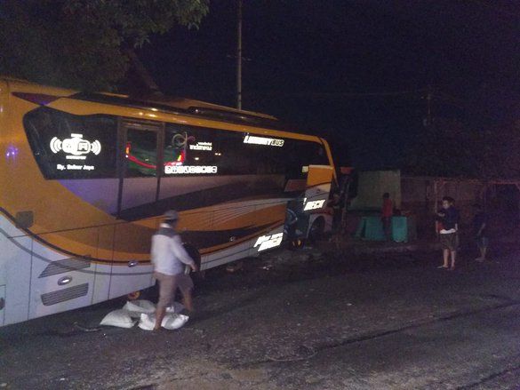Bus Subur Jaya Hantam Warung di Jalur Pantura